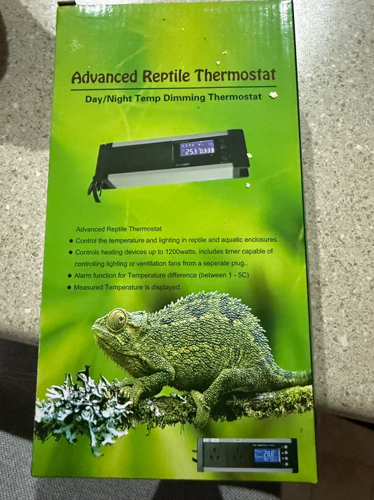 Day/night Dimming thermostat